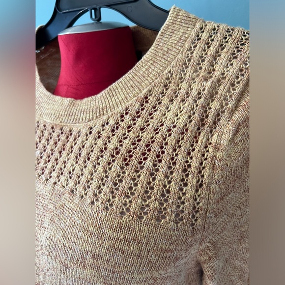 Banana Republic golden summery top. Pretty detail on the décolleté, medium. - Picture 4 of 8